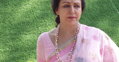 hema-malini-reacts-on-not-living-with-dharmendra