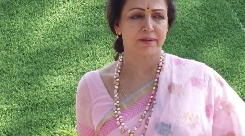 hema-malini-reacts-on-not-living-with-dharmendra