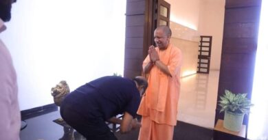 why rajinikanth touched up cm yogi adityanath feet