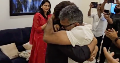 allu arjun and sukumar gets emotional after best actor award