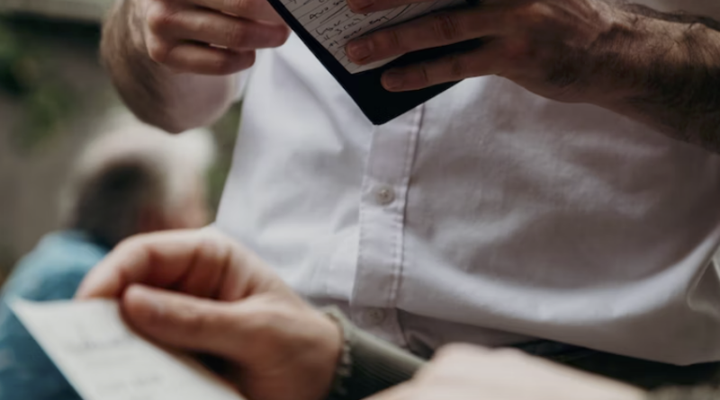 waiter chases customer for extra tip