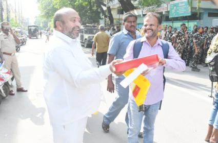 akula venkateshwara rao distributes sweets over cbn arrest