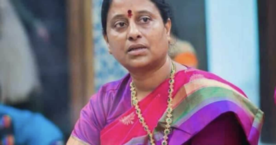 konda surekha was caught red handed while giving money during election campaign