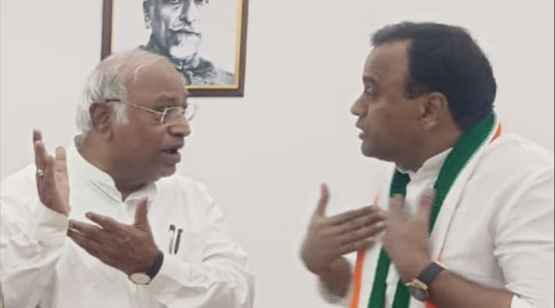 komatireddy rajagopal reddy and kharge engage in a conversation