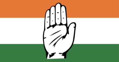 congress candidate gets beaten up by chappal