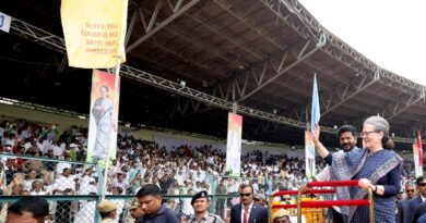 why revanth reddy and sonia gandhi arrived together to the swearing ceremony