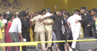 tdp leaders protested against janasena pawan kalyan's decision on stage