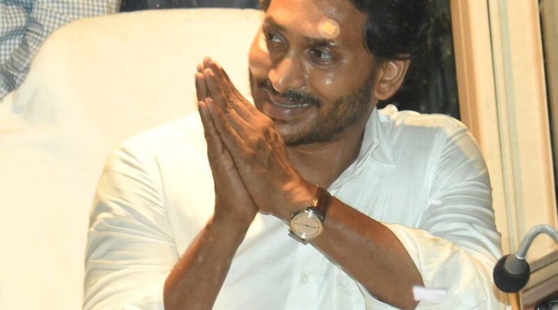 YS Jagan restarts his campaign after attacked by goons