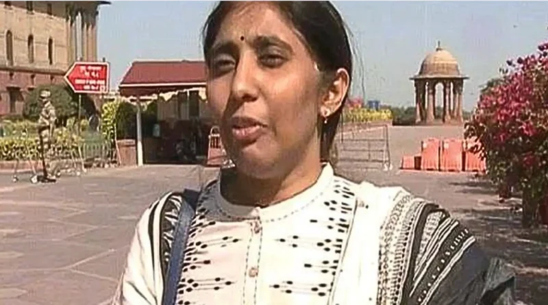 YS Sunitha Reddy slams sakshi reporter
