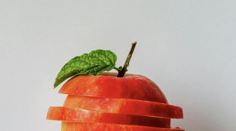experts reveal the correct way to eat apples