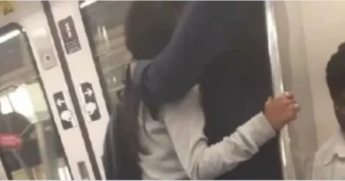 couple seen kissing in delhi metro