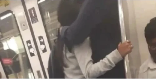 couple seen kissing in delhi metro