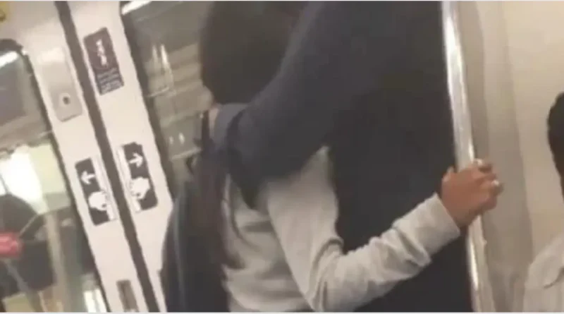 couple seen kissing in delhi metro