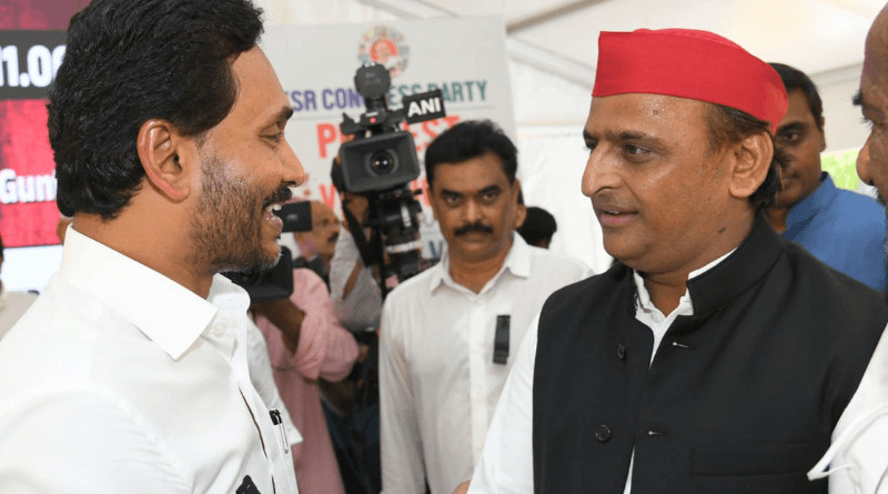 Akhilesh Yadav supports jagan mohan reddy protest in delhi