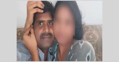 husband caught wife red handed with a constable in khammam