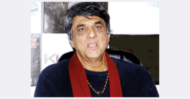 Mukesh Khanna wants shahrukh khan and akshay kumar get badly beaten up