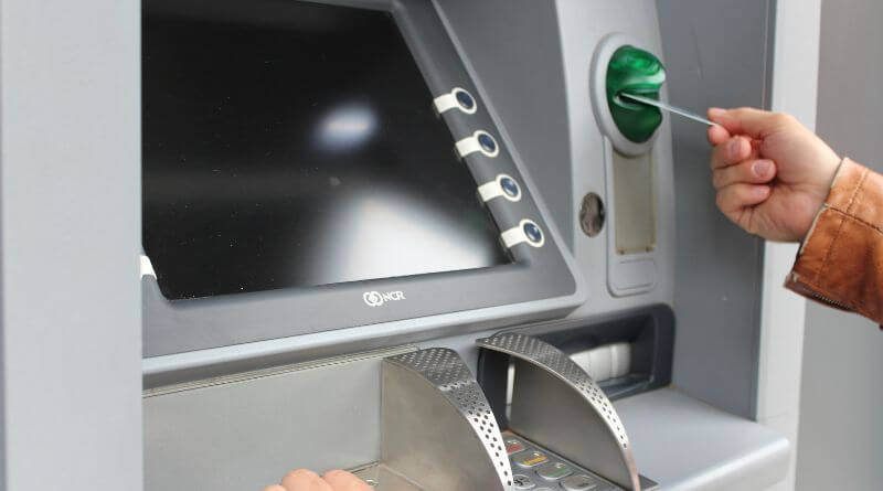 be careful while withdrawing money from atm