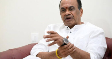 komatireddy venkatreddy says brs leaders cannot be even seen on roads