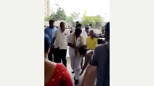 vangalapudi anitha touches balakrishna feet